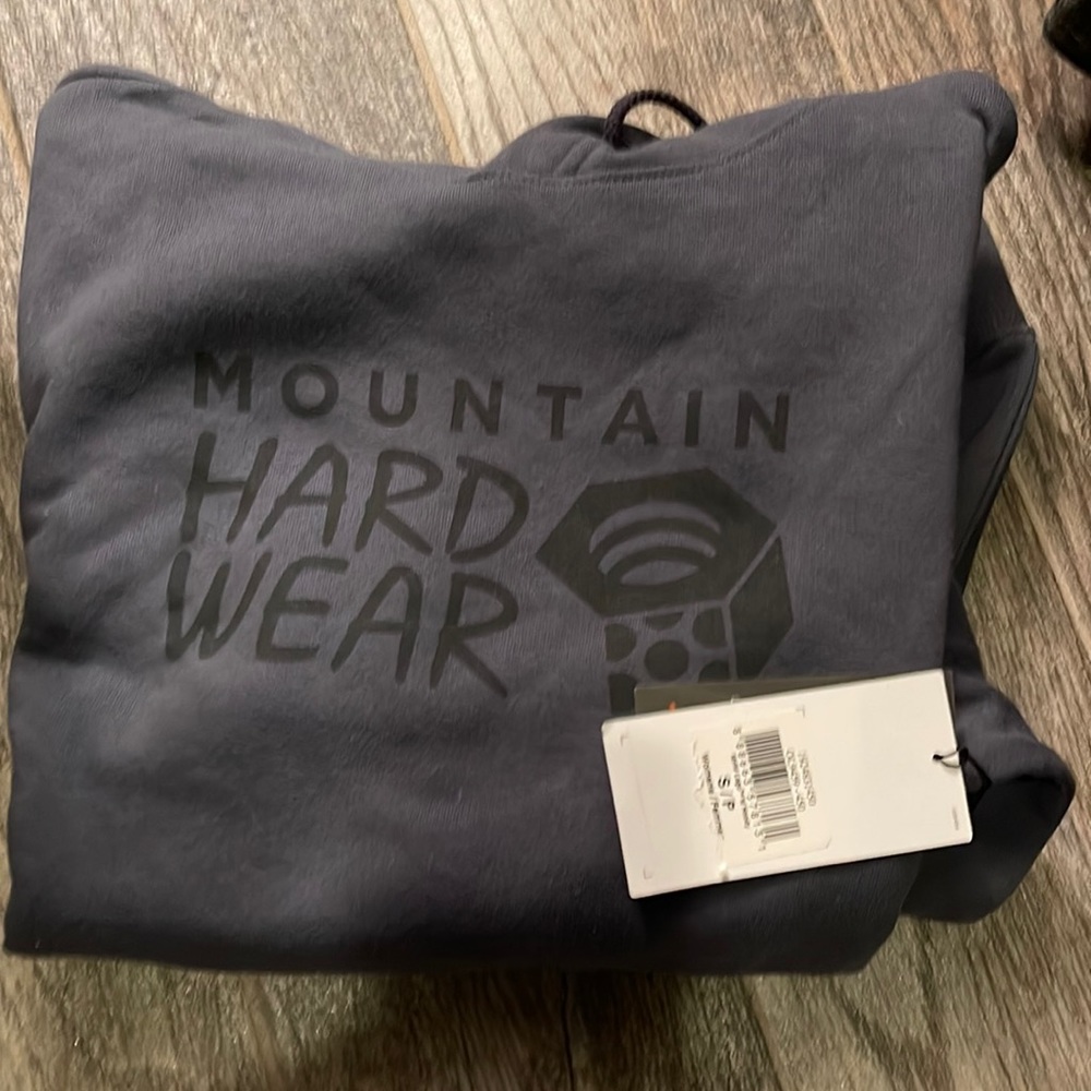New with tags Mountain Hardwear Sweatshirt